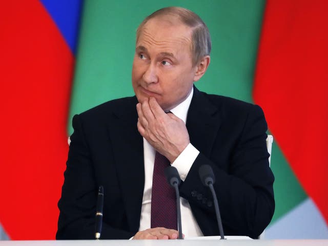 <p>Los guardaespaldas de Vladimir Putin recogen en bolsas sus heces cuando está en el extranjero para poder traerlas de vuelta a Rusia, según un reporte</p>