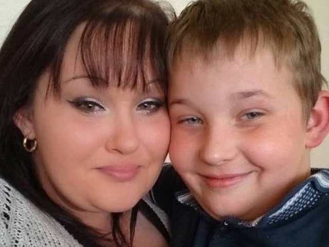 <p>Jakub Szymanski con su madre Katarzyna Bastek</p>