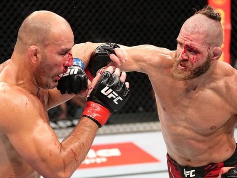 Jiri Prochazka (right) submitted Glover Teixeira to become UFC light heavyweight champion