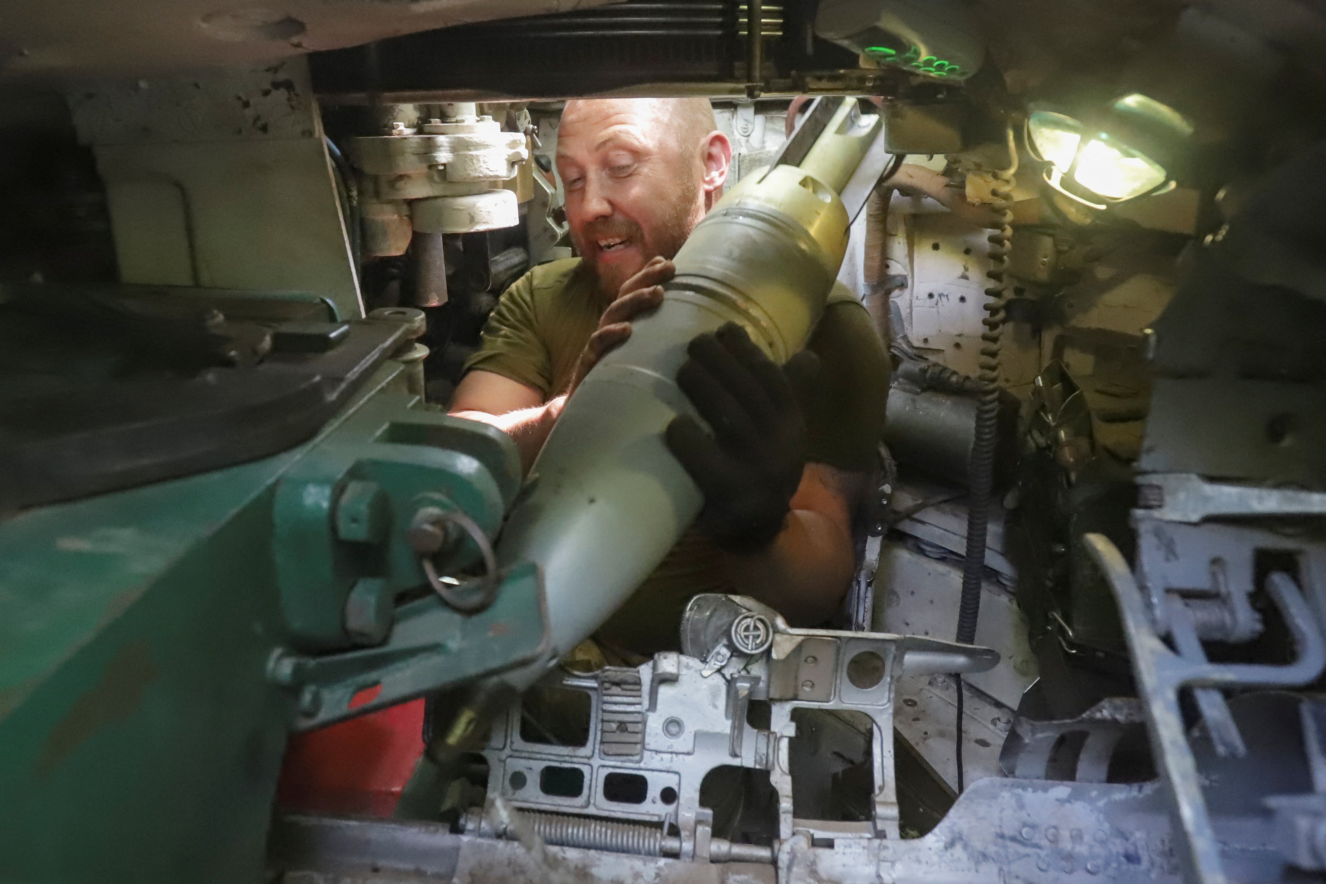 <p>A Ukrainian serviceman loads a shell into a tank at a position in the Donetsk region</p>