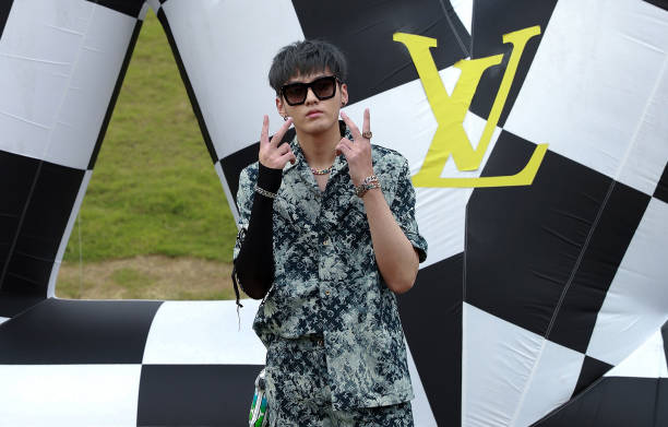 Kris Wu: K-Pop star arrested on suspicion of rape - BBC News