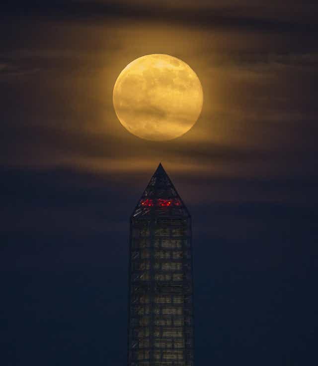 <p>Una superluna de fresa vista sobre el Monumento a Washington en Washington, D. C. en 2013</p>