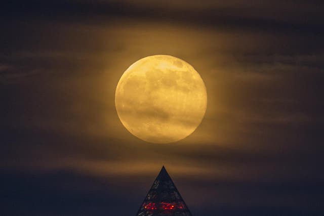 <p>Una Super Luna de Fresa vista sobre el Monumento a Washington en Washington, DC en 2013</p>