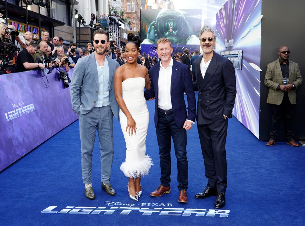 <p>Chris Evans, Keke Palmer, Tim Peake y Taika Waititi en la premier de ‘Lightyear’ en el Reino Unido </p>
