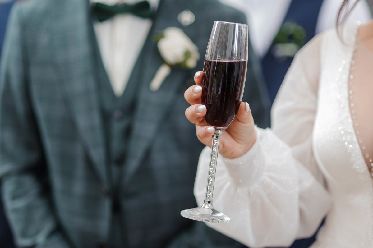 Bride sparks debate after revealing that venue won’t serve red wine at her wedding