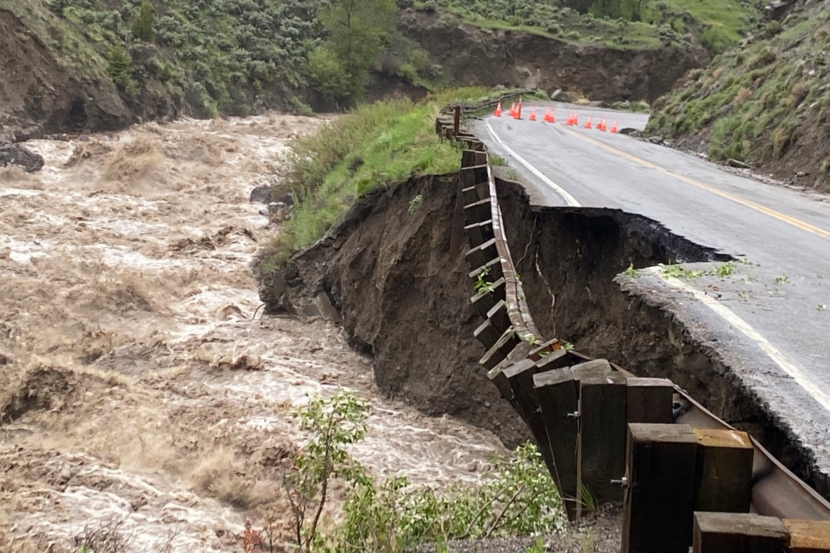 Yellowstone Milli Parkı 'benzeri görülmemiş' yağmur çamur kaymalarına, elektrik kesintilerine ve köprü çökmesine neden olduğu için kapatıldı
