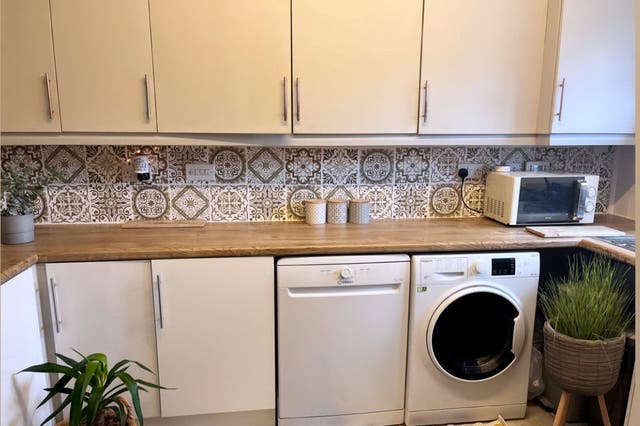 <p> A mum transformed her entire kitchen for £200 after getting stuff for free off Facebook and learning DIY tips from YouTube</p>