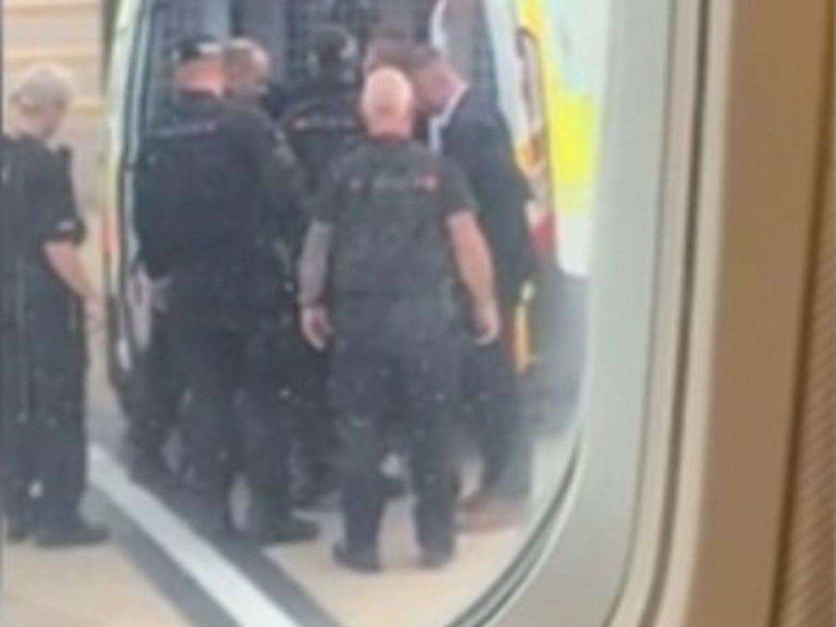 Ryanair: Drunk passenger dragged off flight by police for vaping | The Independent Ryanair: Drunk passenger dragged off flight by police for vaping | The Independent