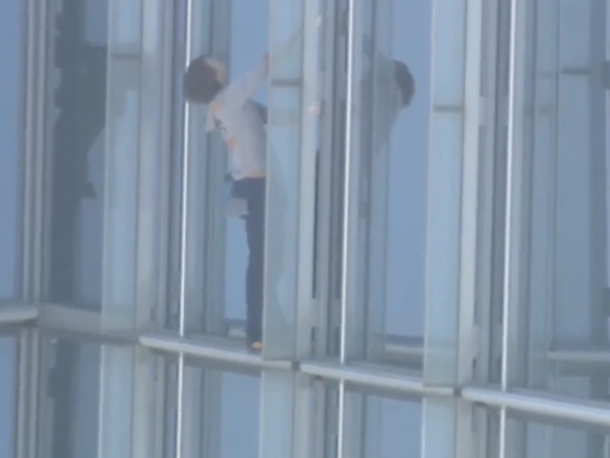'Örümcek Adam' kürtaj karşıtı gösteride Oklahoma City kulesine tırmanıyor