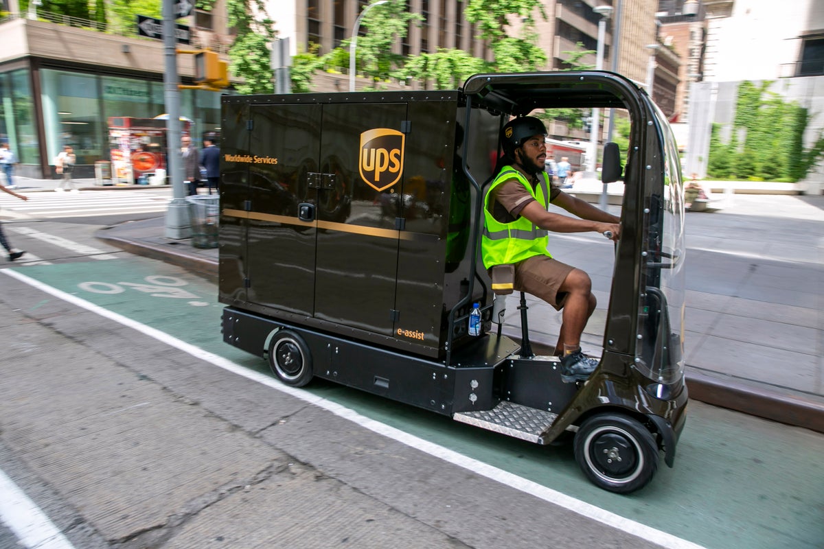 UPS tests tiny battery-powered cycles in congested cities
