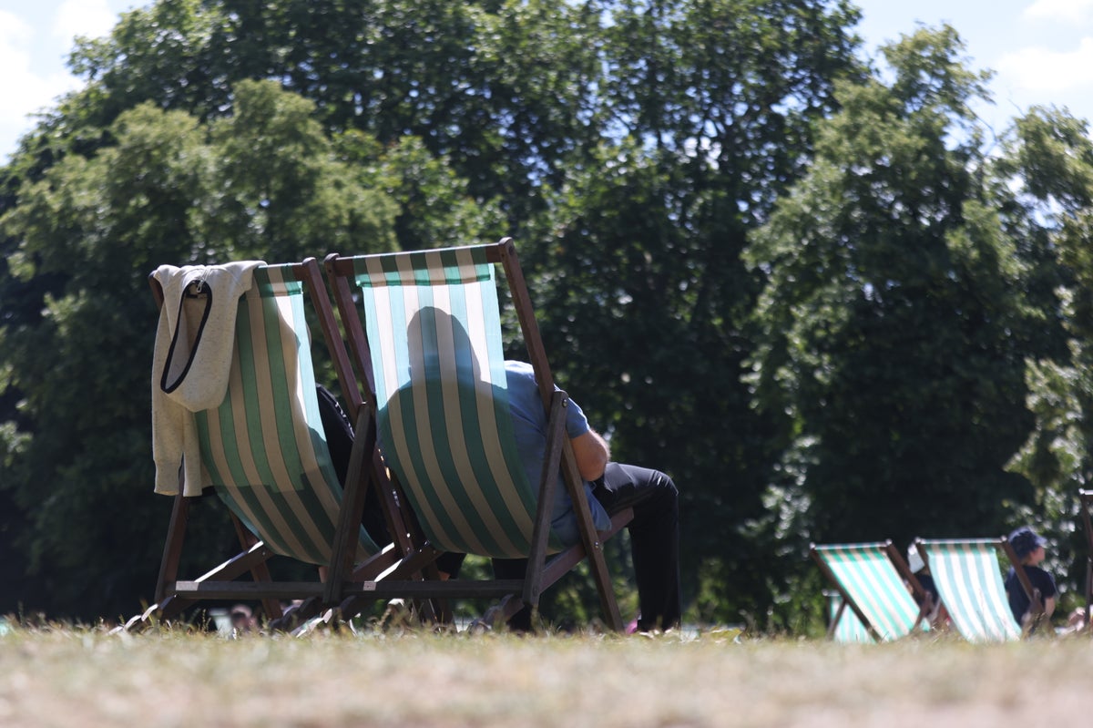 UK weather: Britons swelter in 28C heat on hottest day of the year