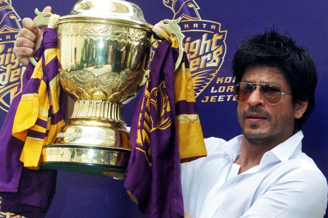 <p>Bollywood actor Shah Rukh Khan displays the Indian Premier League (IPL) cricket trophy during a news conference at his residence in Mumbai </p>