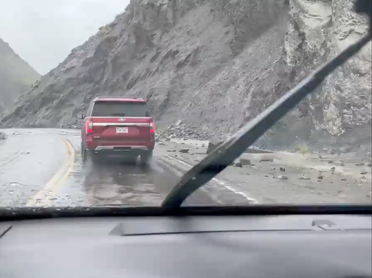 Video, Yellowstone ziyaretçilerinin sel yıkımının ortasında kaya düşüşünü kıl payı kaçırdığını gösteriyor