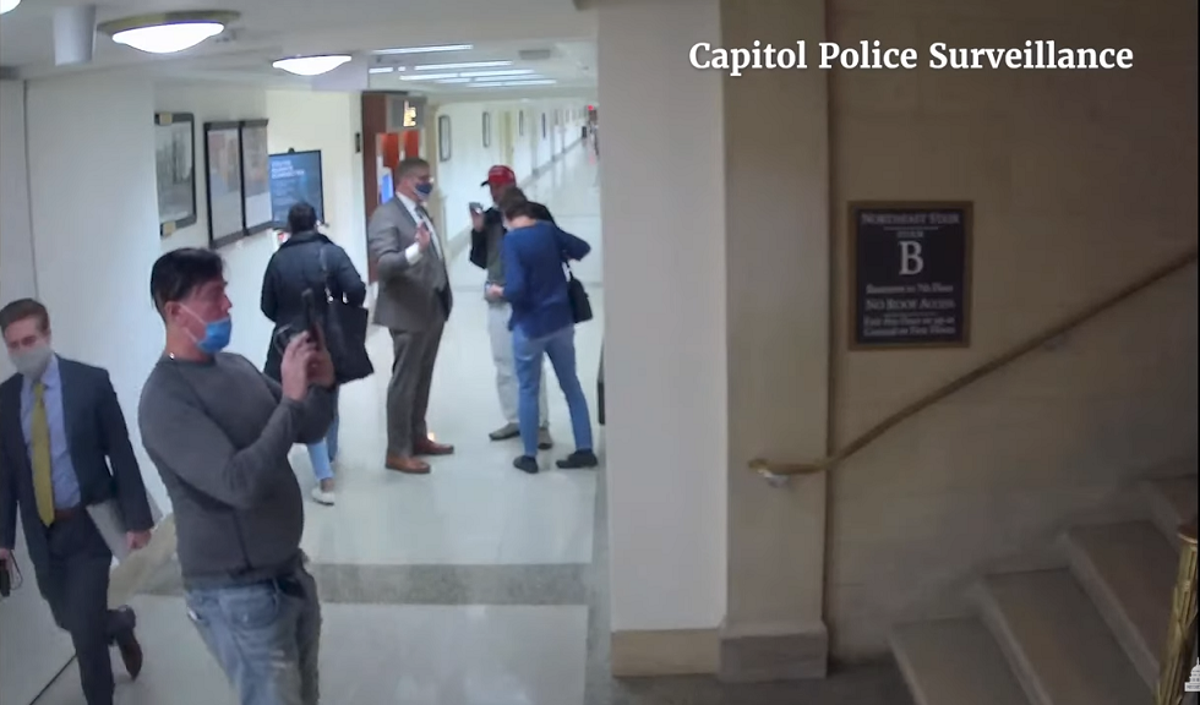 GOP Rep Barry Loudermilk'in isyandan önceki gün Capitol turunun görüntüleri 6 Ocak'taki duruşmaları nasıl sarsabilir?