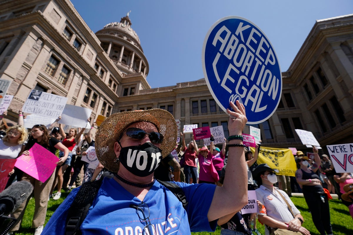 Roe v Wade overturned – latest: Nationwide protests condemn Supreme Court decision as clinics close across US