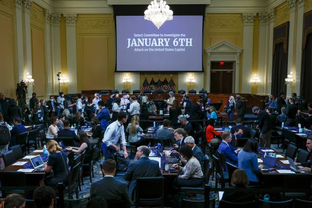 La sala se ve antes de la tercera audiencia del Comité Selecto para Investigar el Ataque del 6 de enero al Capitolio de EE. UU. en el edificio de oficinas Cannon House el 16 de junio de 2022