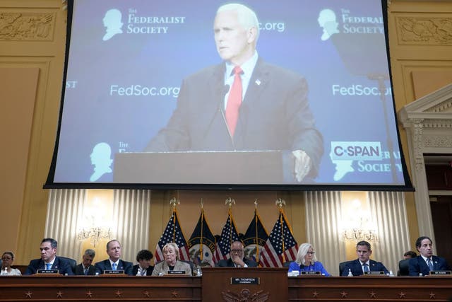 Un video de Mike Pence hablando en la Sociedad Federalista se muestra detrás de los legisladores en la audiencia del 6 de enero el jueves.