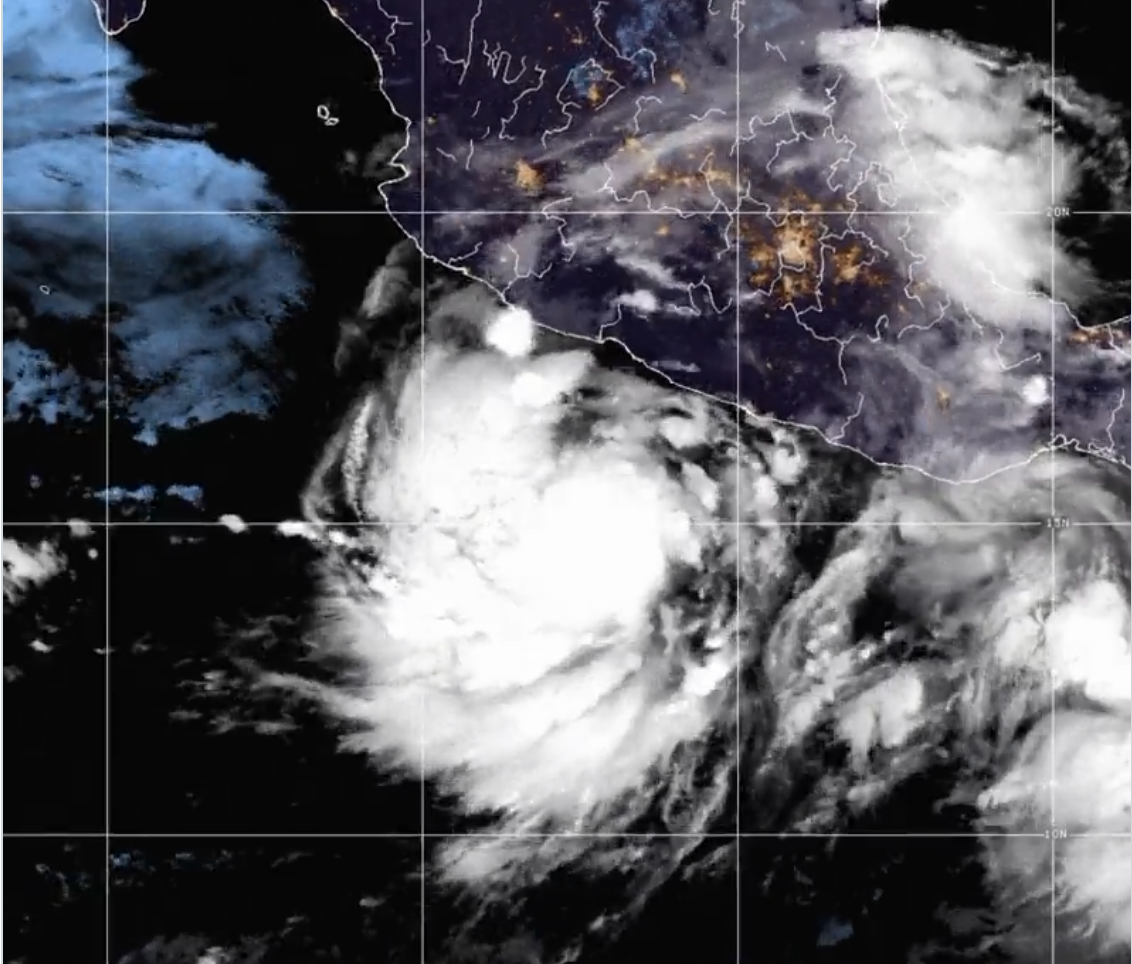 El huracán Blas ha cerrado un puerto en Oaxaca, México, mientras la tormenta se desvía hacia el océano.