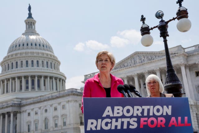 <p>Las senadoras Elizabeth Warren y Patty Murray anuncian una legislación para proteger el derecho al aborto el 15 de junio</p>