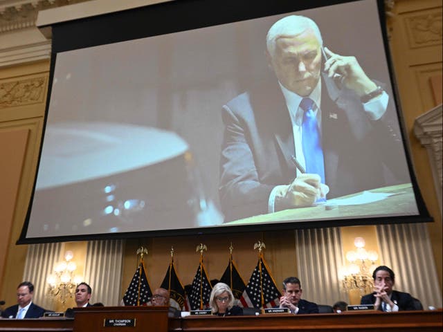 Una imagen en una pantalla muestra al exvicepresidente estadounidense Mike Pence mirando su teléfono mientras se refugia en un lugar subterráneo seguro después de ser evacuado de la cámara del Senado el 6 de enero de 2021.