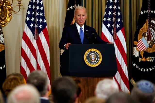 El presidente de los Estados Unidos, Joe Biden, pronuncia un discurso antes de firmar la Ley de Reforma del Transporte Marítimo de 2022 en el Comedor Estatal de la Casa Blanca en Washington DC, EE. UU., 16 de junio de 2022