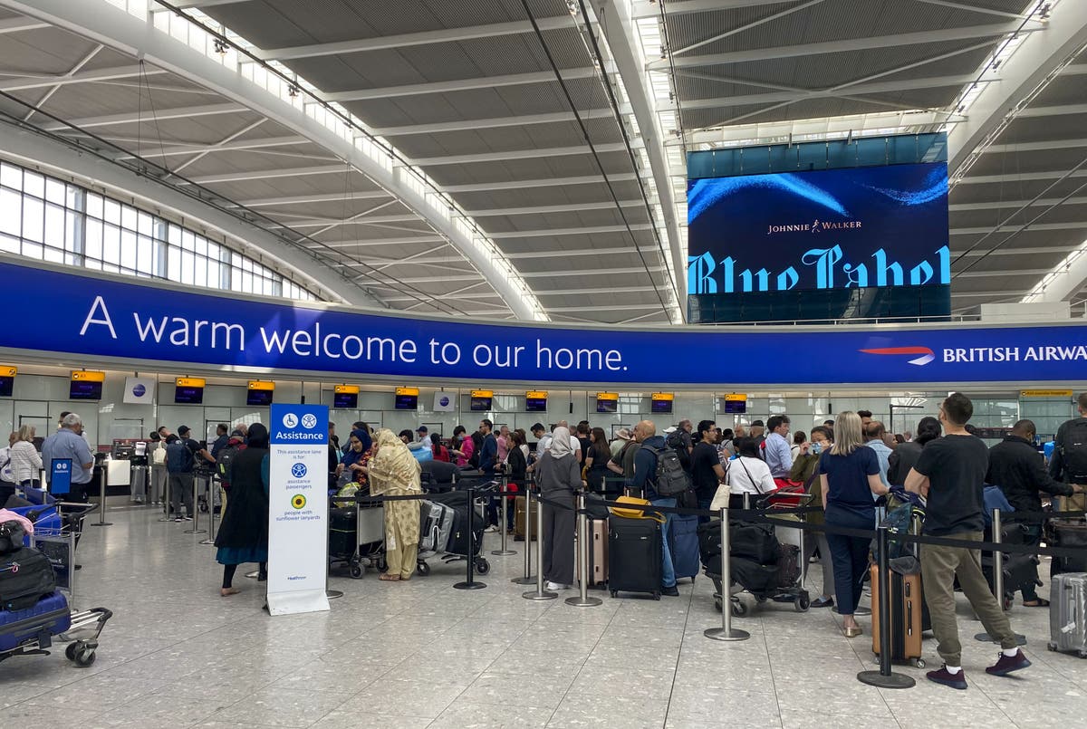 Some airport staff could work longer hours if they wanted, minister says