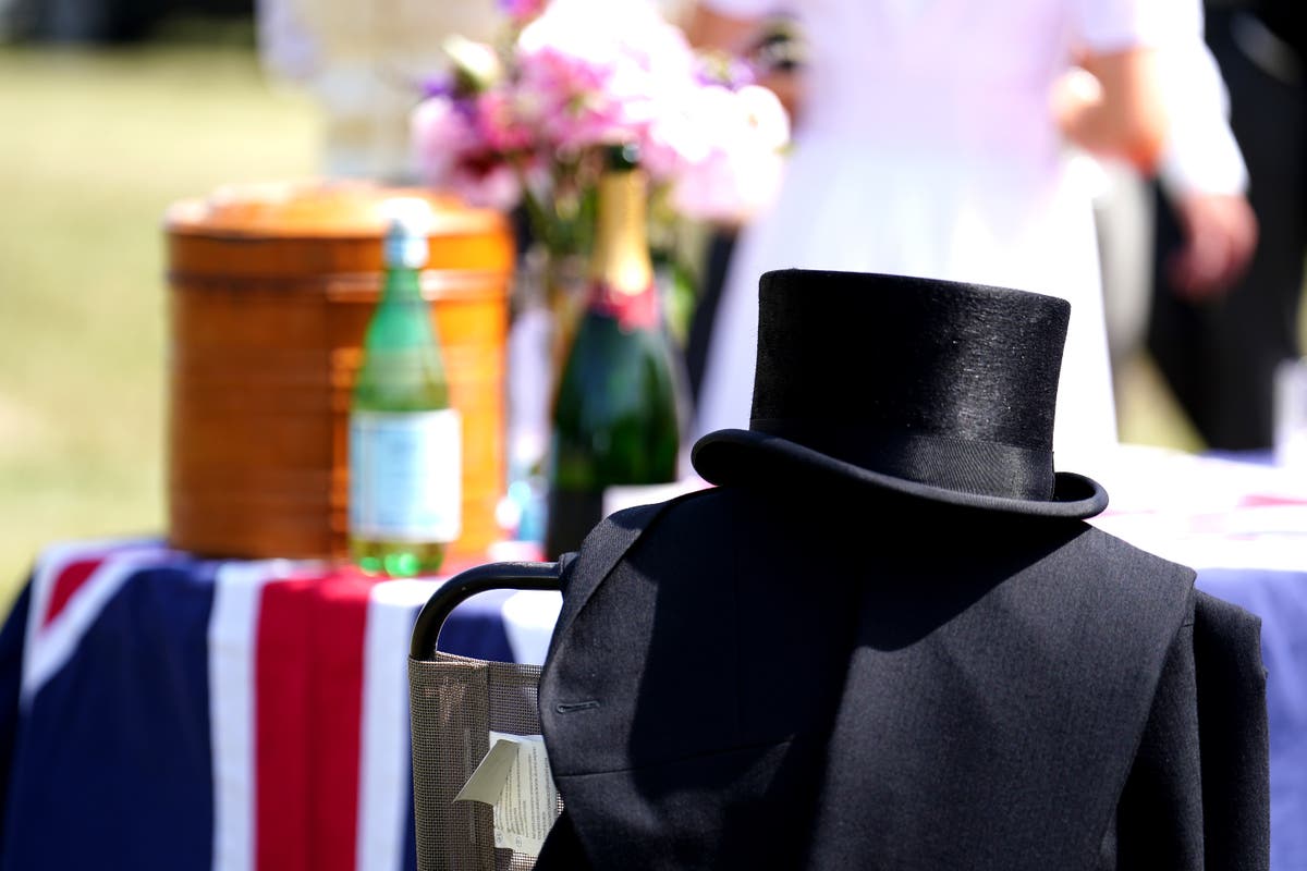 Royal Ascot racegoers ditch jackets and ties as temperatures soar