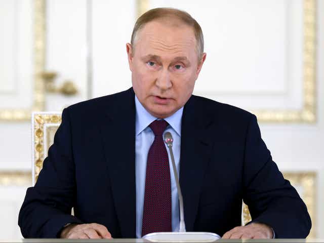 <p>Vladimir Putin was photographed at the economic forum meeting car industry business chiefs </p>