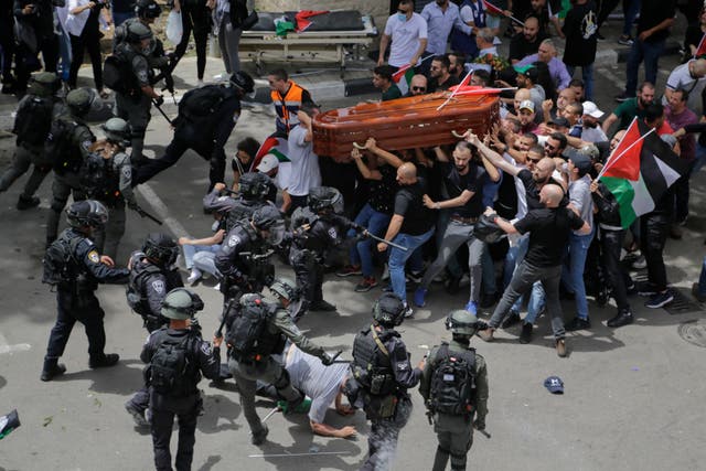 <p>Israeli police attack mourners as they carry the casket of Al Jazeera journalist Shireen Abu Akleh</p>