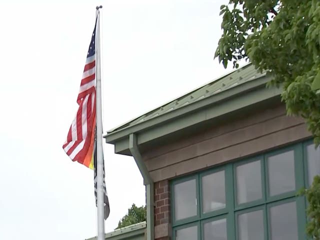 Las banderas de American, Pride y Black Lives Matter afuera de la Nativity School of Worcester