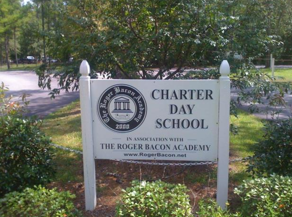 North Carolina charter okulunun etek zorunluluğu kız öğrencilerin haklarını ve mahkeme kurallarını ihlal etti