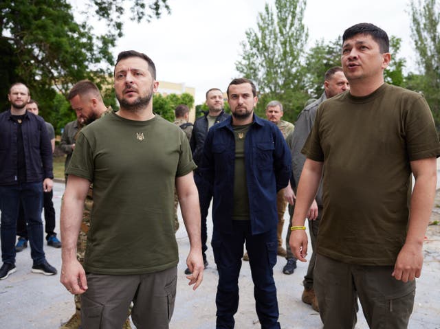 <p>Volodymyr Zelensky (l) with governor of the Mykolaiv region Vitaliy Kim (r) on the visit</p>