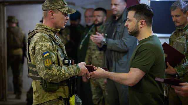 <p>Zelensky hands out awards to troops on Ukraine frontline</p>