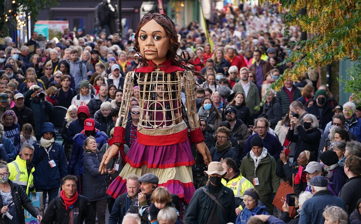 Giant puppet tours England to mark World Refugee Week
