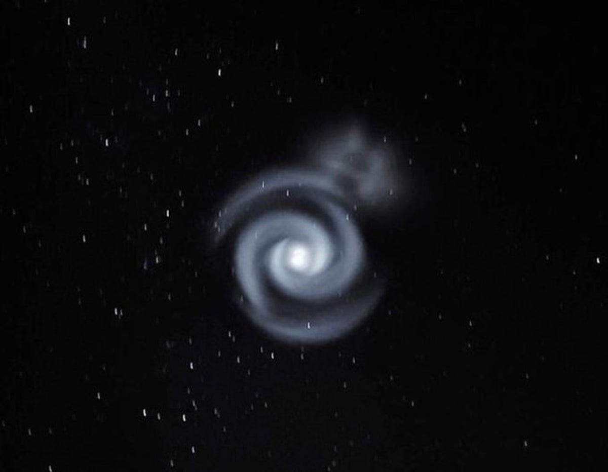 Gökyüzündeki gizemli mavi ışık sarmalları Yeni Zelandalı yıldız gözlemcilerini sersemletiyor