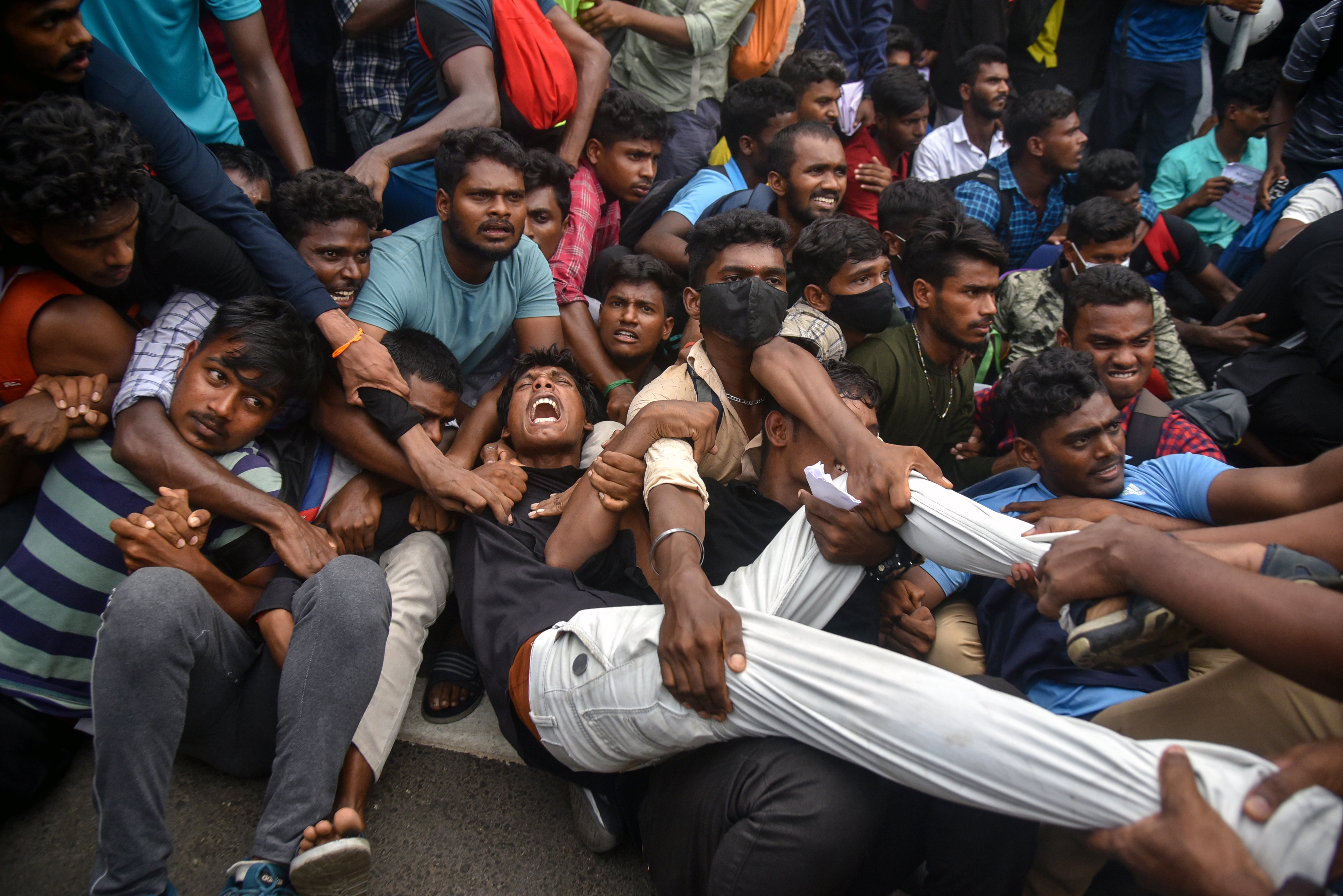 <p>Police personnel detain protesters as army aspirants stage a demonstration against the Indian government's new four-year ‘tour of duty’ proposal </p>
