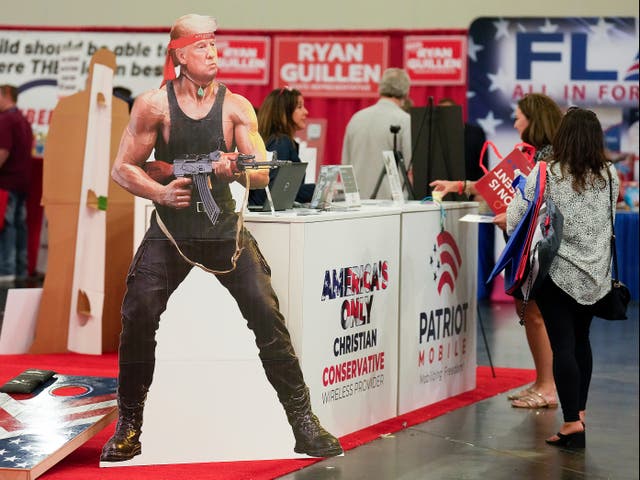 <p>Un recorte de Donald Trump se encuentra en la exhibición de Patriot Mobile en la convención del Partido Republicano de Texas</p>