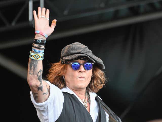 El actor estadounidense Johnny Depp actúa en el escenario del Festival de Blues de Helsinki, Finlandia, el 19 de junio de 2022.