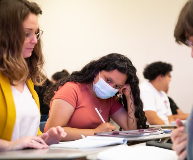 <p>Andrea Hernández, estudiante de primer año con especialización en matemáticas en la Universidad de Texas en Austin, siente que recupera la energía de ser una estudiante después de la pandemia que convulsionó al mundo. </p>