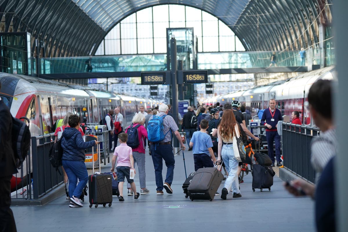 Labour ‘bans frontbenchers from picket lines’ ahead of mass rail strikes