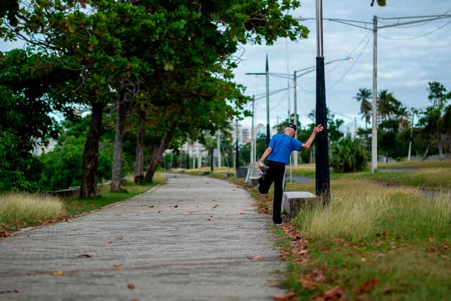 Un anciano se estira mientras hace ejercicio en San Juan, Puerto Rico, el 25 de marzo de 2020.