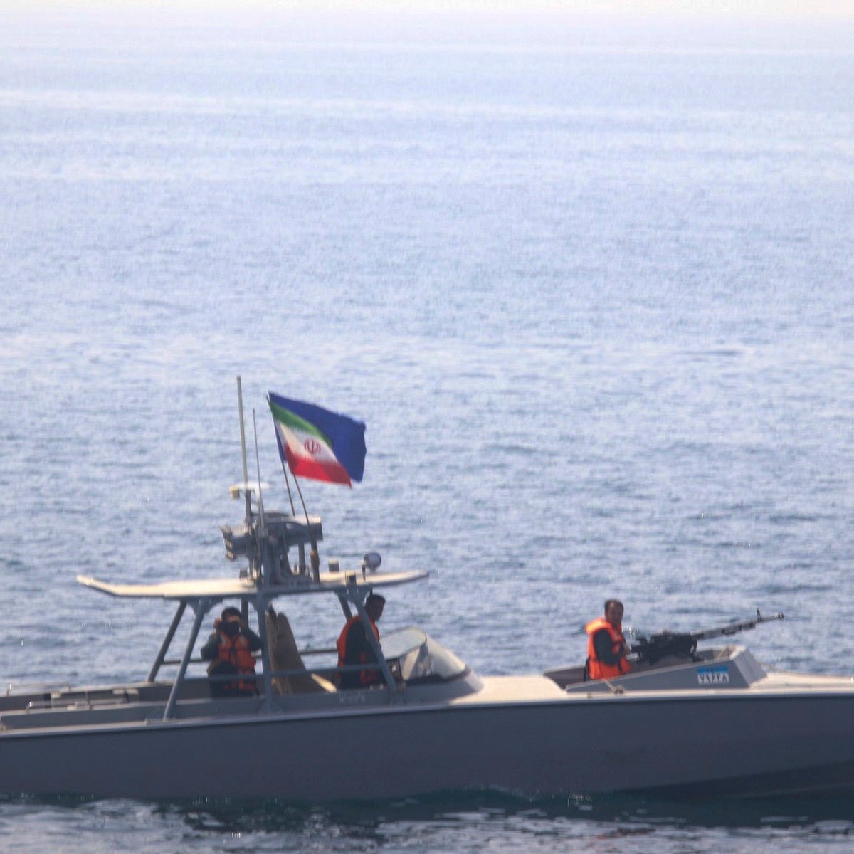 US warship fires warning sH๏τ at Iranian speedboat in Strait of Hormuz | The Independent