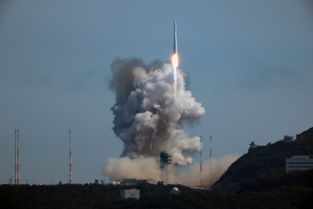 Корея запустила. Корейская ракета KSLV. Ракета с запуском. Корея запустила ракету в космос. Космический центр Наро.