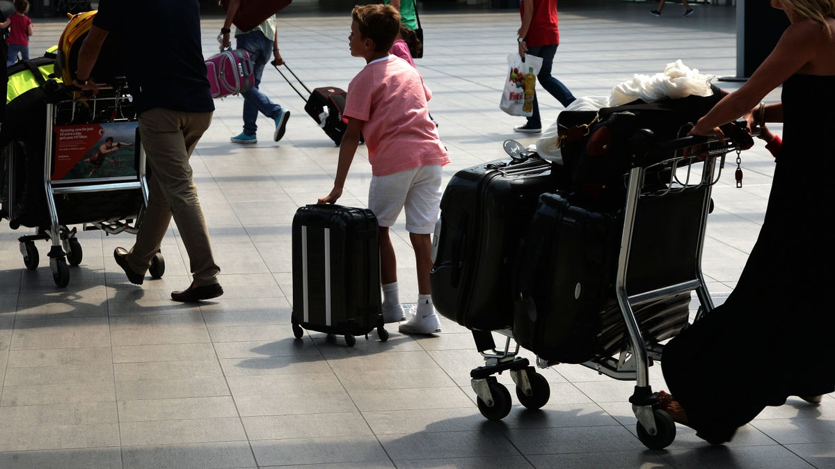 Gatwick airport runs low on water forcing closure of toilets and restaurants amid heatwave