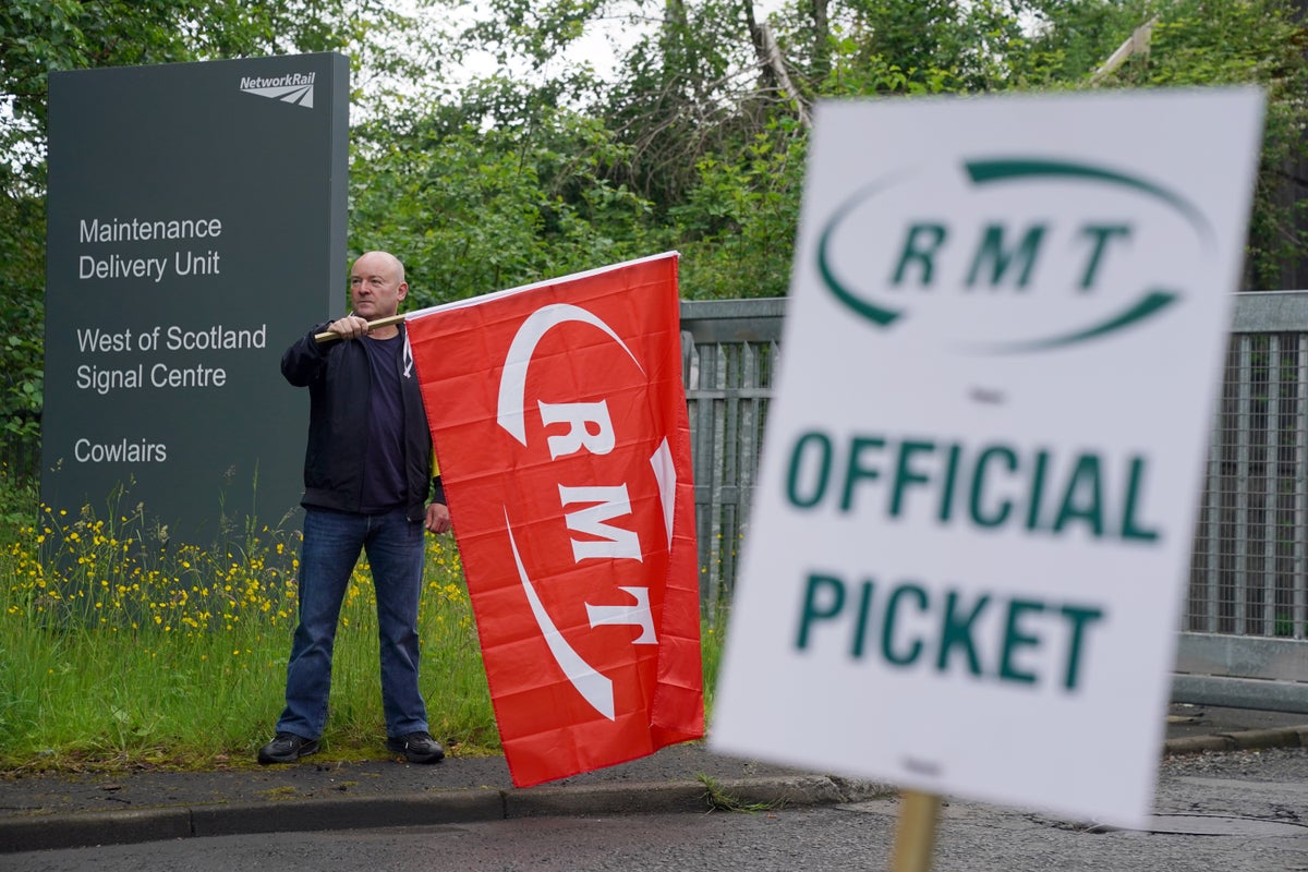 Labour MPs join picket lines in support of striking rail workers