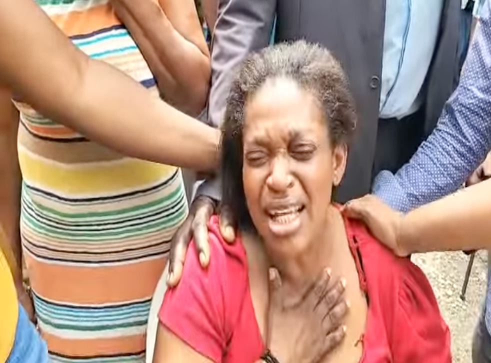<p>Gwendolyn McKnight es consolada mientras llora el asesinato de su hija y sus cuatro nietos cerca de Kingston, Jamaica, el martes 21 de junio de 2022 </p>
