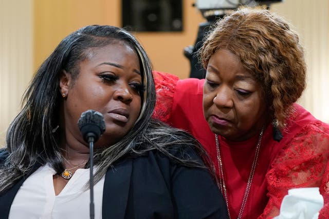Wandrea "Shaye" Moss, ex trabajadora electoral de Georgia, es consolada por su madre Ruby Freeman