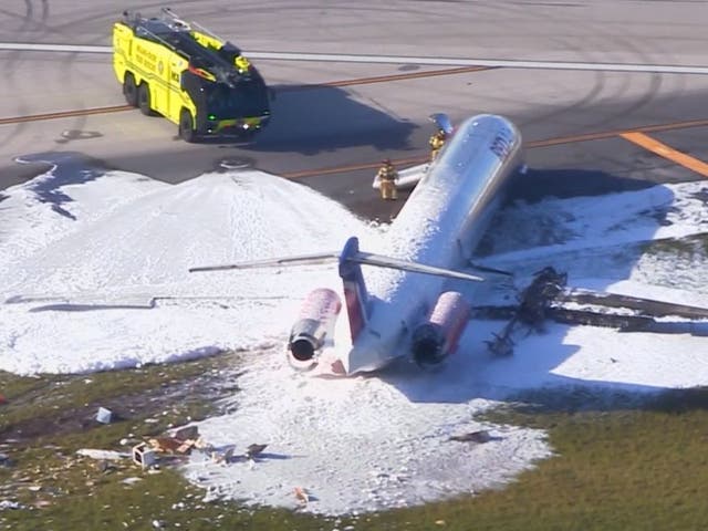 Avión se incendia en Miami tras colapsar tren de aterrizaje.