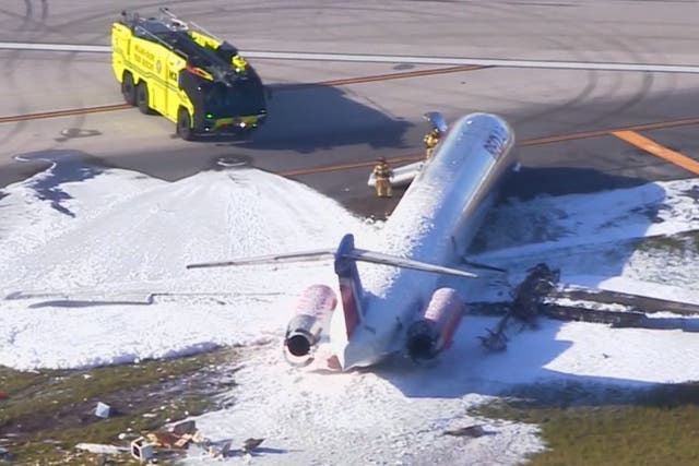 Avión se incendia en Miami tras colapsar tren de aterrizaje.