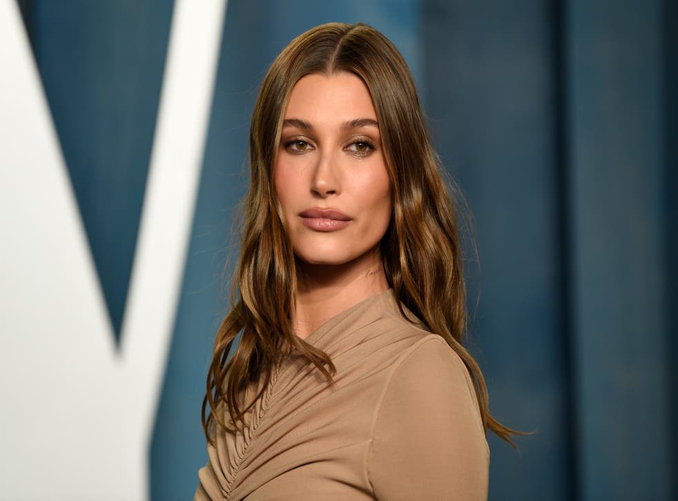 HAILEY BIEBER-DEMANDA